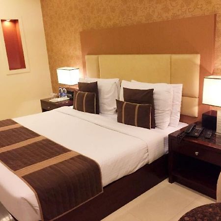 Hotel Vista Ню Делхи Екстериор снимка