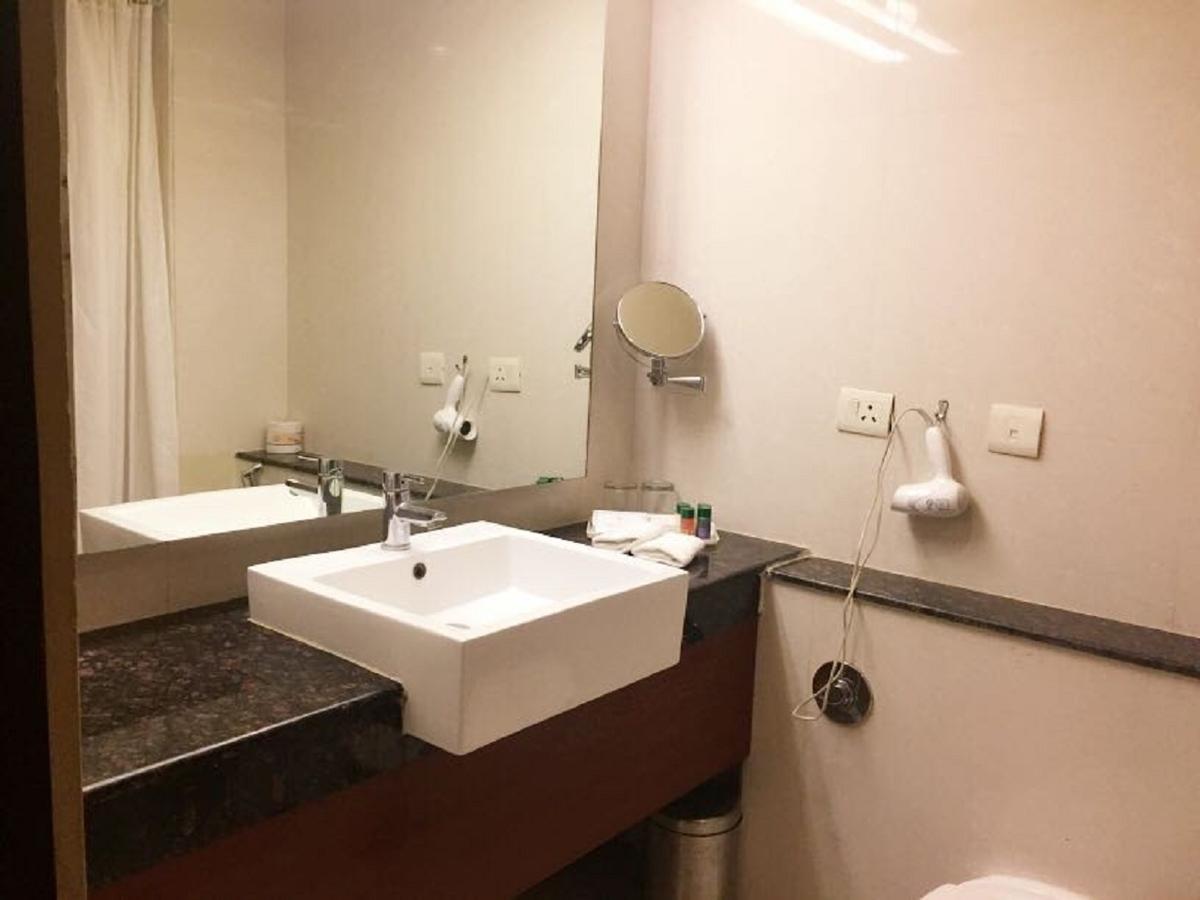 Hotel Vista Ню Делхи Екстериор снимка